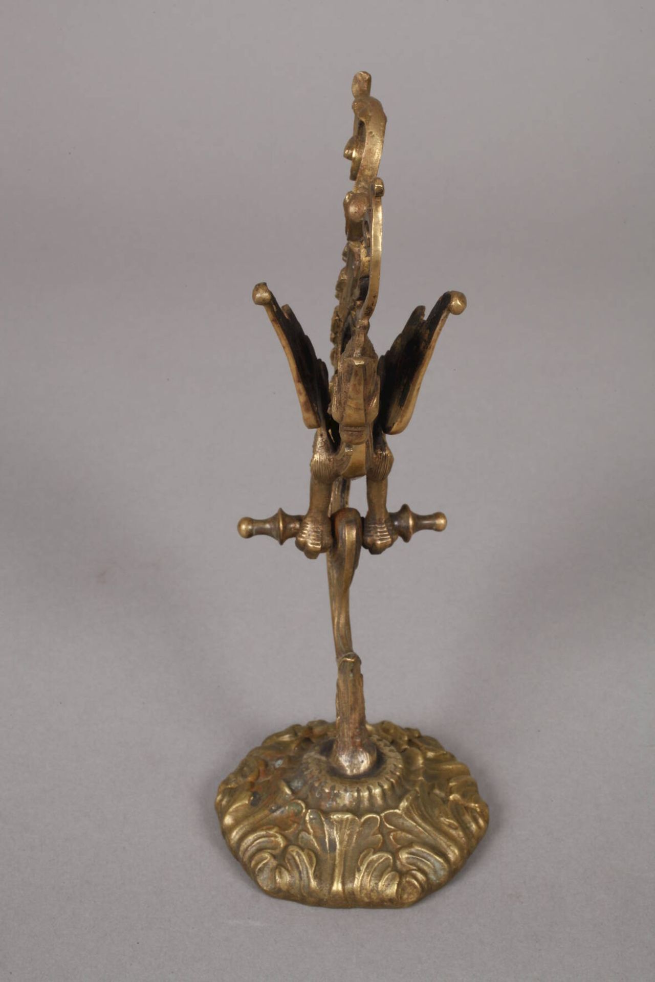 Taschenuhrenständer Bronze 2. Hälfte 19. Jh., in Form eines Greifen, fein ziseliert, H 20 cm. - Bild 3 aus 3