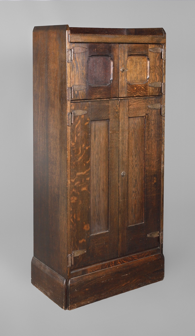 Pfeilerschrank Richard Riemerschmid Eiche massiv, grünlich gebeizt, um 1905, Entwurfs-Nr. 81,6,