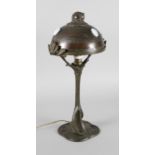 Tischlampe um 1900, signiert Horquin?, bräunlich patiniertes Bronzegestell, vierpassig