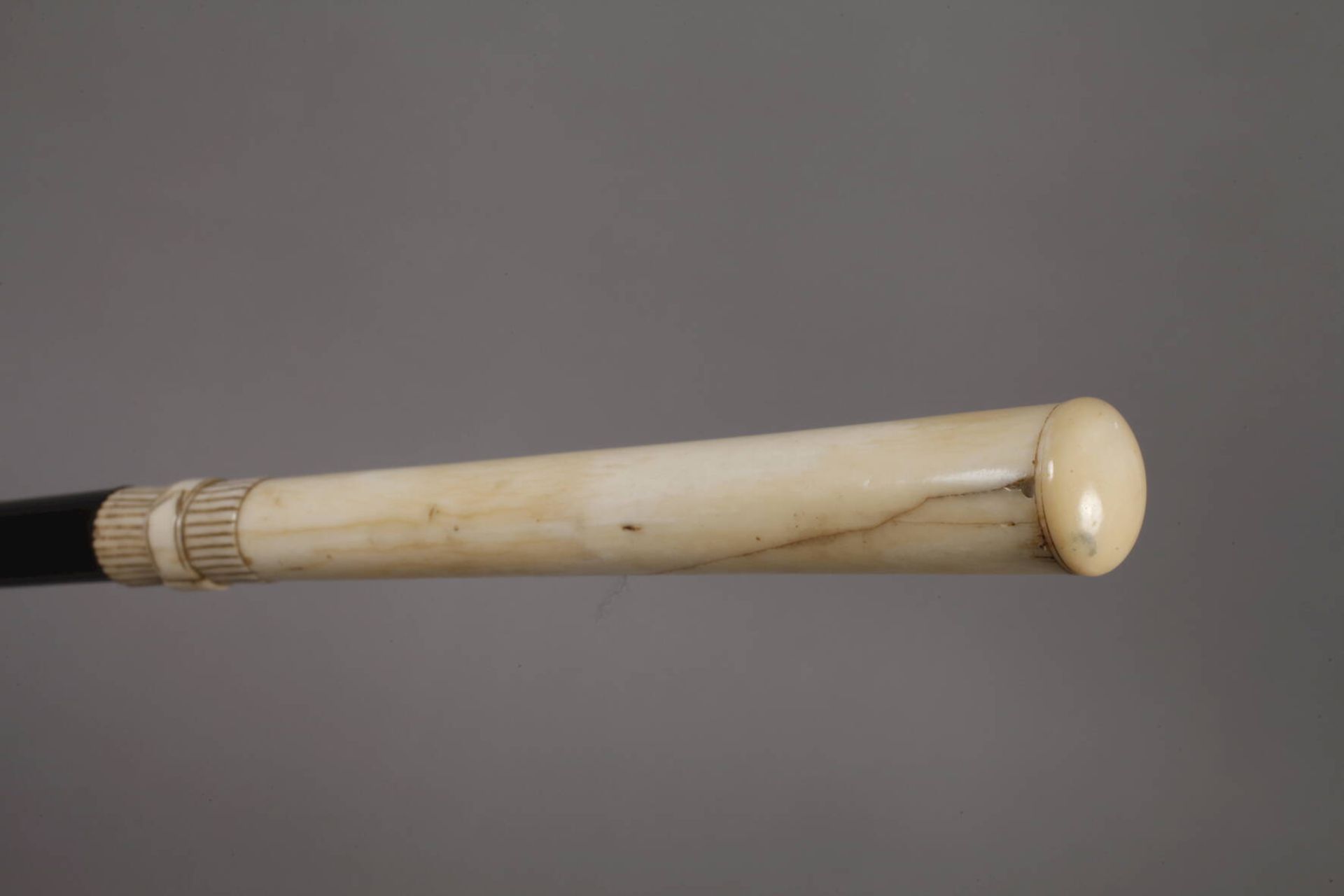 Spazierstock Elfenbein 19. Jh., hoher, leicht konisch zulaufender Knauf aus beschnitztem - Bild 4 aus 4