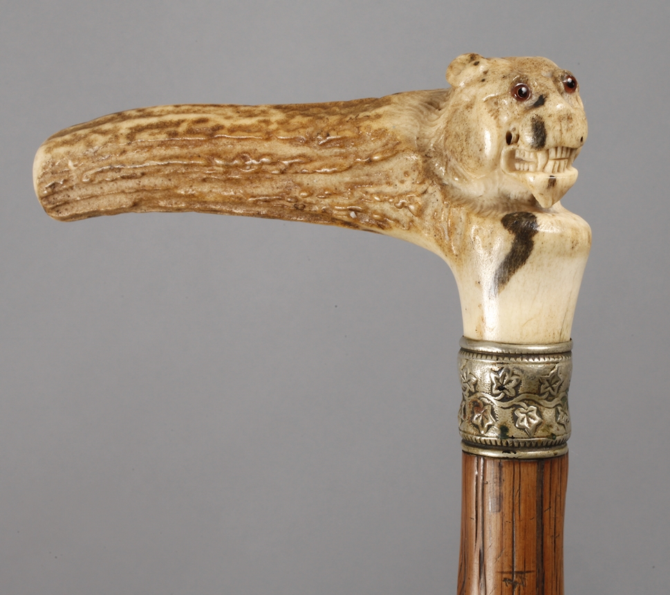 Spazierstock Horn 1920er Jahre, abgekantetes Griffstück aus Hirschhorn beschnitzt, plastisch in Form
