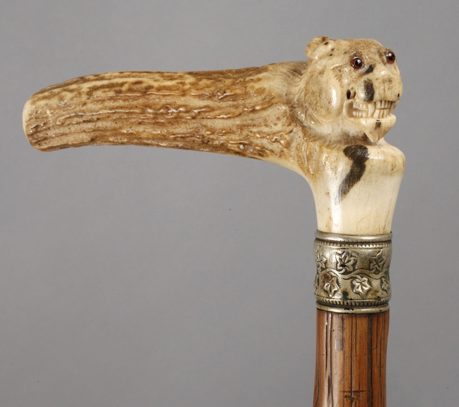 Spazierstock Horn 1920er Jahre, abgekantetes Griffstück aus Hirschhorn beschnitzt, plastisch in Form
