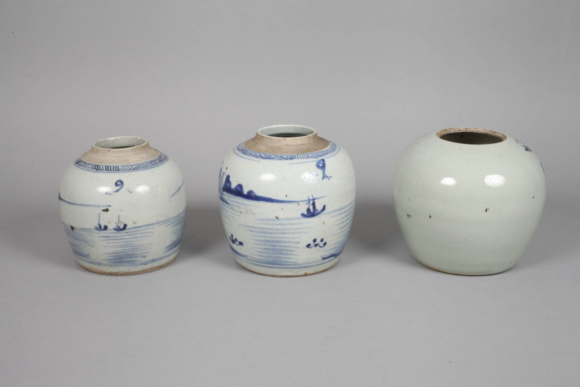 Drei Ingwertöpfe China, Ende 19. Jh., ungemarkt, Porzellan in kobaltblauer Unterglasurbemalung, - Bild 3 aus 4