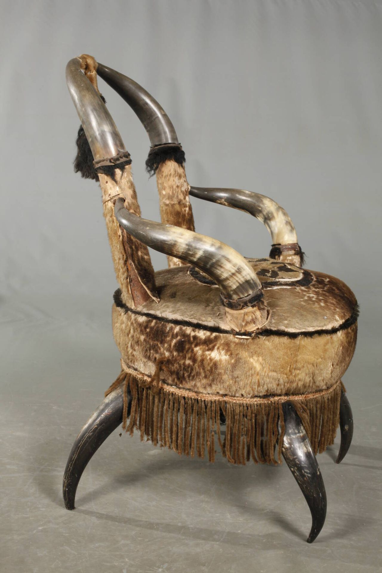 Hornsessel Italien, Ende 19. Jh., symmetrisch gestaltetes Gestell aus Büffelhorn mit Armlehnen, - Bild 3 aus 4