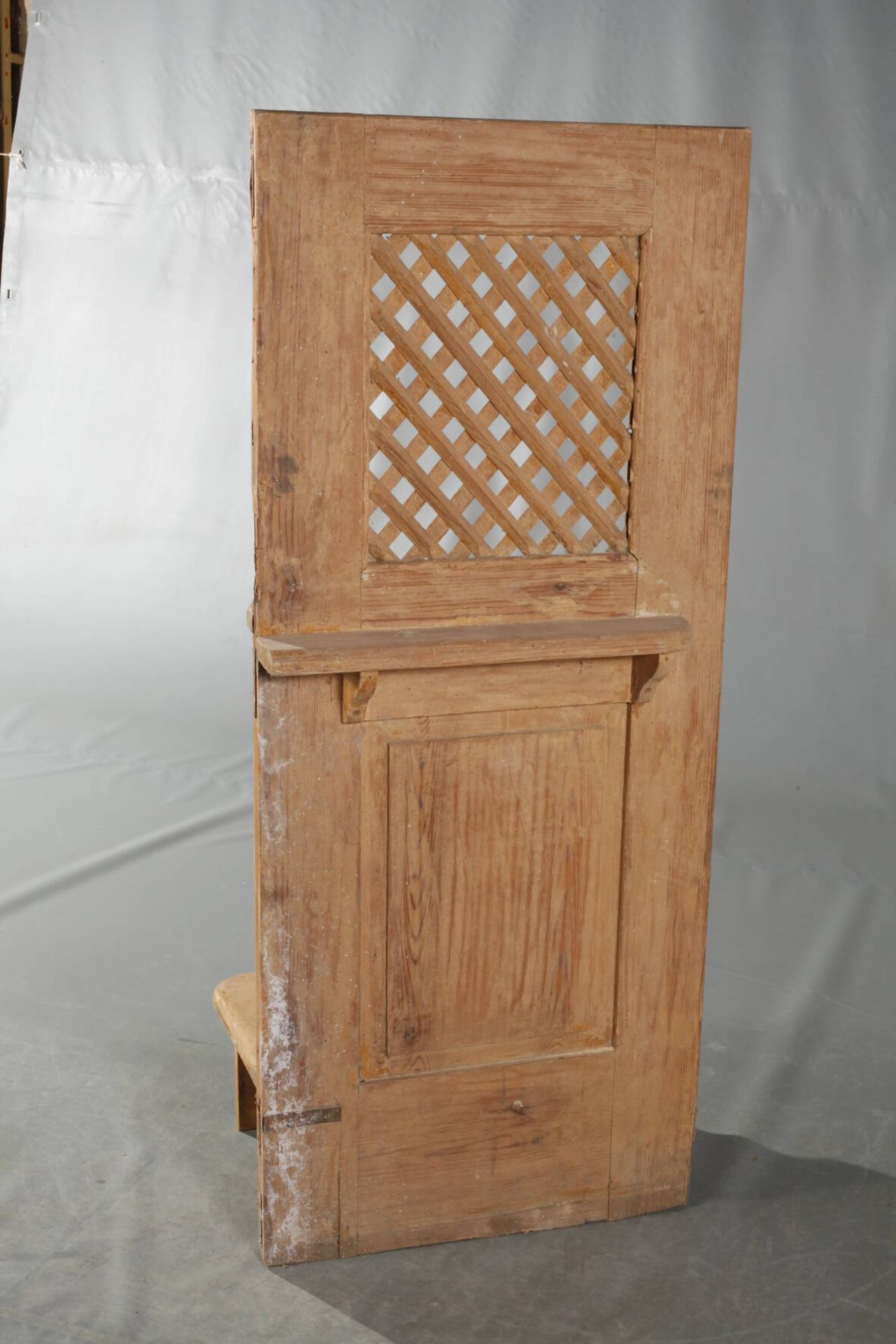 Tür eines Beichtstuhls wohl 19. Jh., Nadelholz massiv, abgebeizt, gitterförmig verstrebtes - Bild 2 aus 3