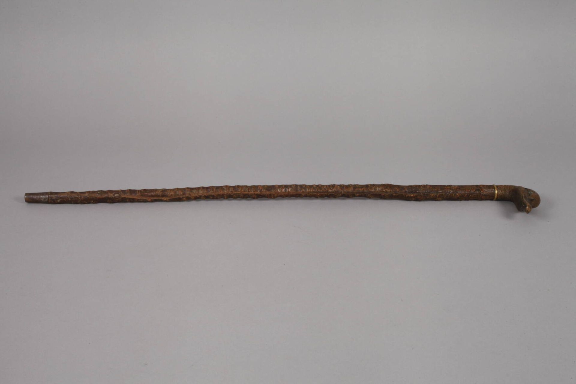 Figürlicher Spazierstock 1. Hälfte 20. Jh., Holz geschnitzt und dunkel gebeizt, das Griffstück - Image 2 of 5