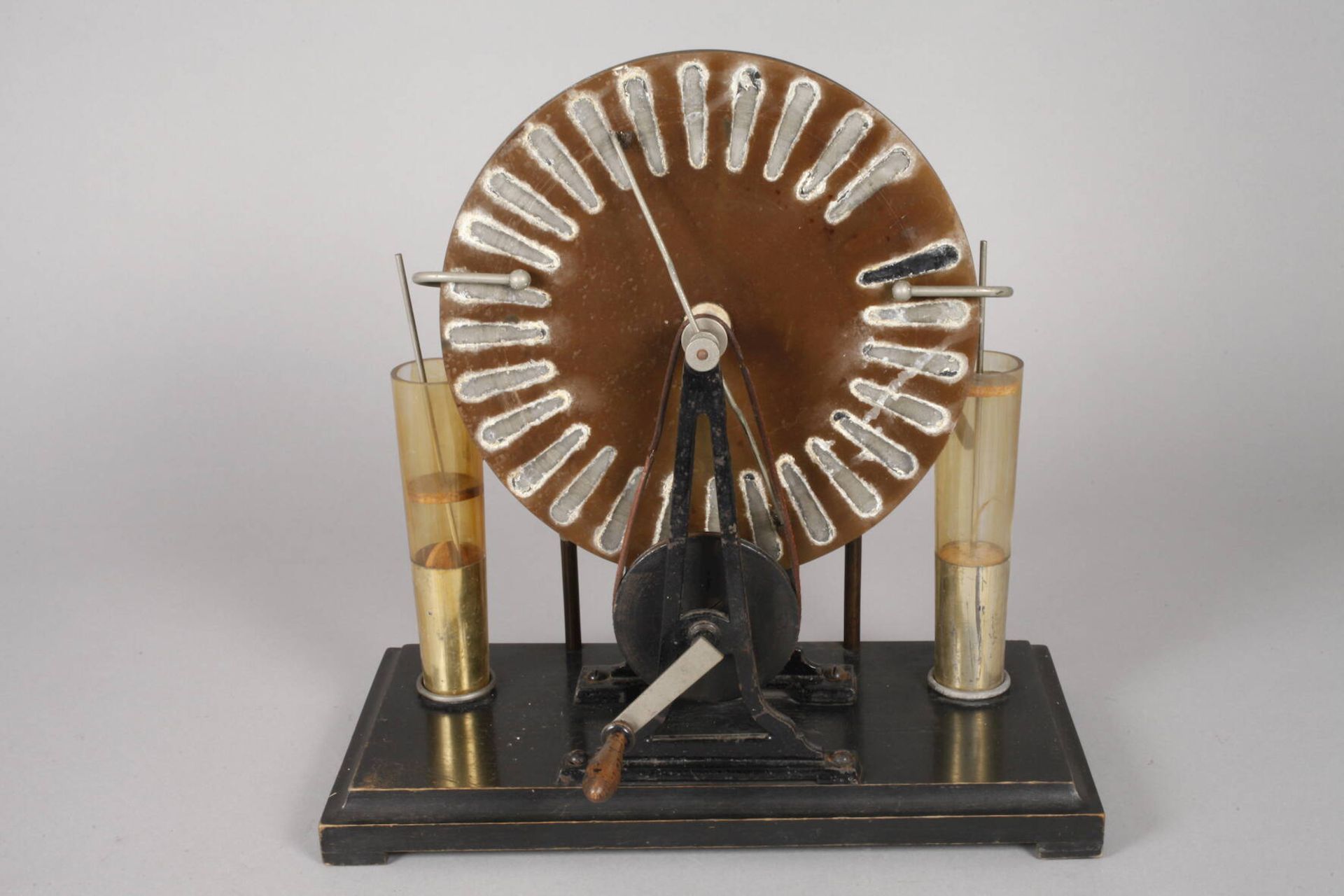 Influenzmaschine 1920/30er Jahre, elektrostatischer Generator zur Spannungserzeugung, zwei - Bild 3 aus 3