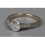 Damenring mit Brillant von ca. 0,7 ct um 1930, Weiß- und Gelbgold gestempelt 18ct = 750/1000,