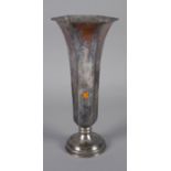 NS-Vase 1930er Jahre, ungemarkt, versilbert, sechsfach facettiert, jede Seite mit einer Swastika,