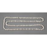 Lange Perlenkette um 2000, Kette aus einzeln geknoteten Perlen von max. 11 mm mit