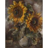 Friedrich Dietsch, Sonnenblumenstillleben prächtige Sonnenblumenblüten in bauchiger Vase, vor grau-