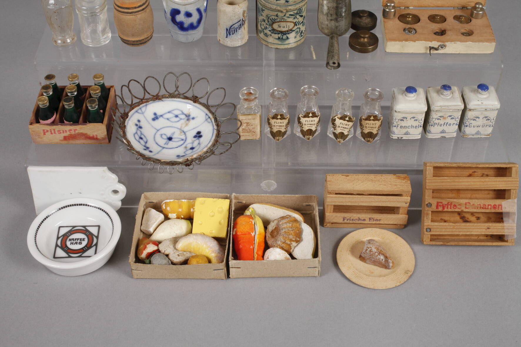 Konvolut Zubehör für die Puppenküche oder Kaufladen, Mitte 20. Jh., ca. 40 Teile aus Blech, Keramik, - Image 2 of 3