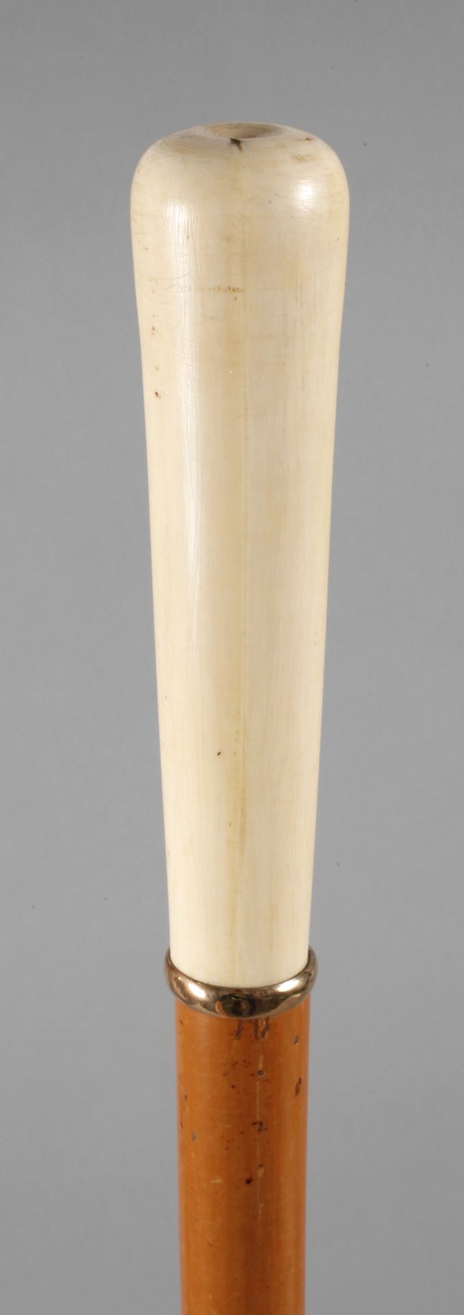 Spazierstock Elfenbein um 1890, hoher, konisch zulaufender Knauf aus Elfenbein, schmale,