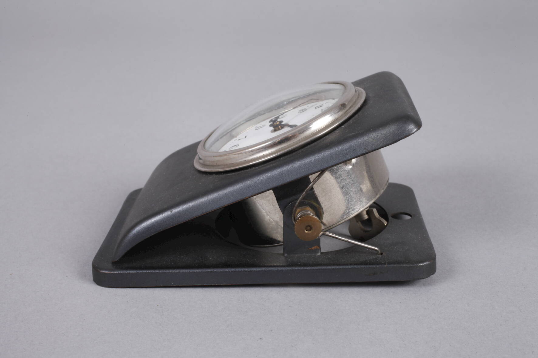 Kleine Schreibtischuhr als Zettelhalter, um 1930, mechanisches Werk mit Handaufzug, Gehäuse aus grau - Image 2 of 4