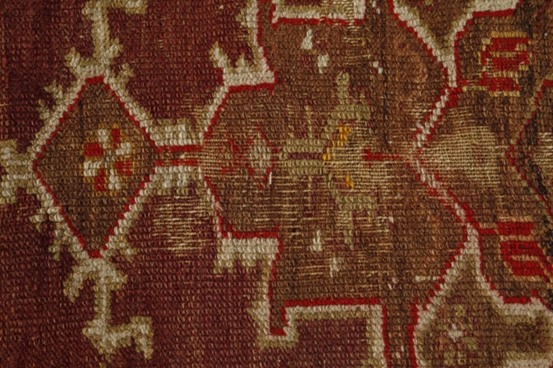 Melas 1. Hälfte 20. Jh., das rote, von Bordüren gefasste Mittelfeld verziert von üppigem - Bild 2 aus 3