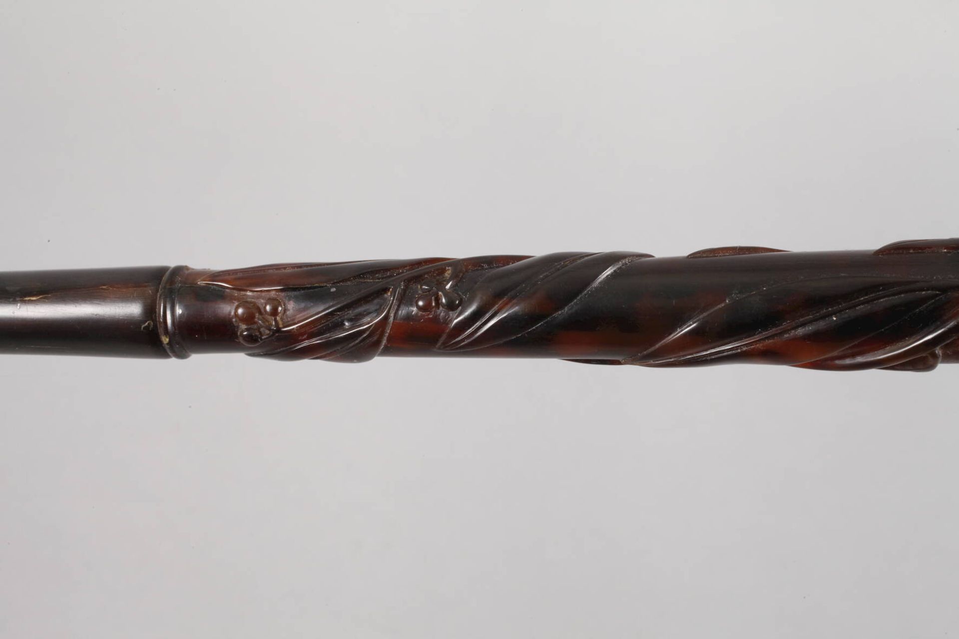 Feiner Spazierstock Schildpatt um 1880, hoher, konisch zulaufender Knauf aus beschnitztem Schildpatt - Bild 3 aus 5