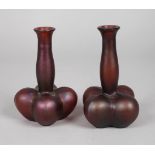 Vasenpaar Rubinglas um 1900, formgeblasen, vierpassig stark gebaucht, mit schlankem Hals und
