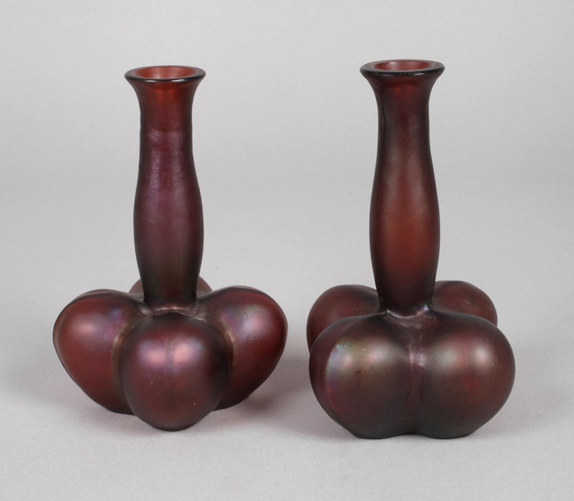 Vasenpaar Rubinglas um 1900, formgeblasen, vierpassig stark gebaucht, mit schlankem Hals und