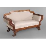 Sofa Biedermeier mahagonifurniert und massiv, um 1830, geschwungenes Gestell mit feinen