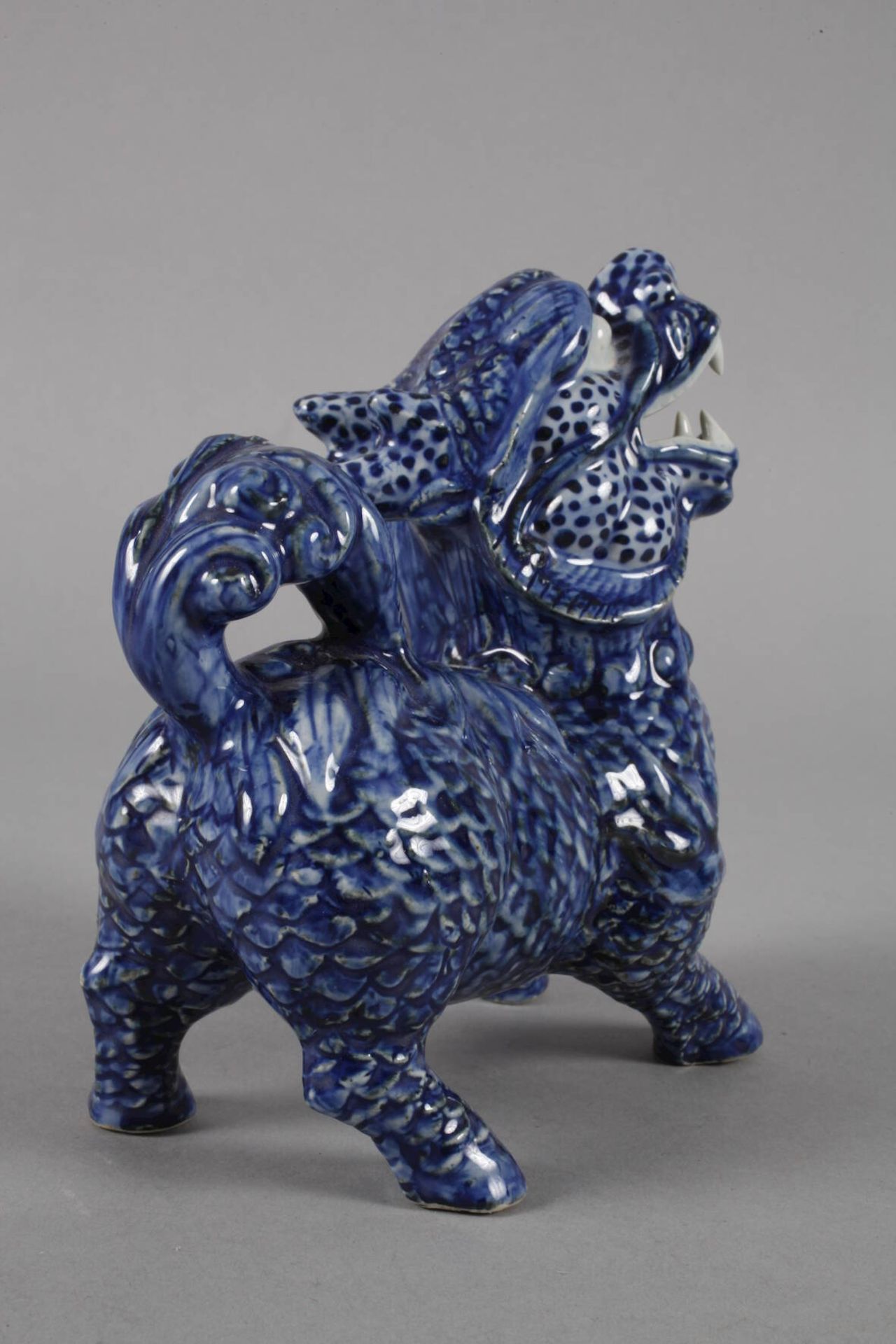 Porzellanfigur Pixiu 20. Jh., ungemarkt, Porzellan in kobaltblauer Unterglasurbemalung, - Bild 4 aus 5
