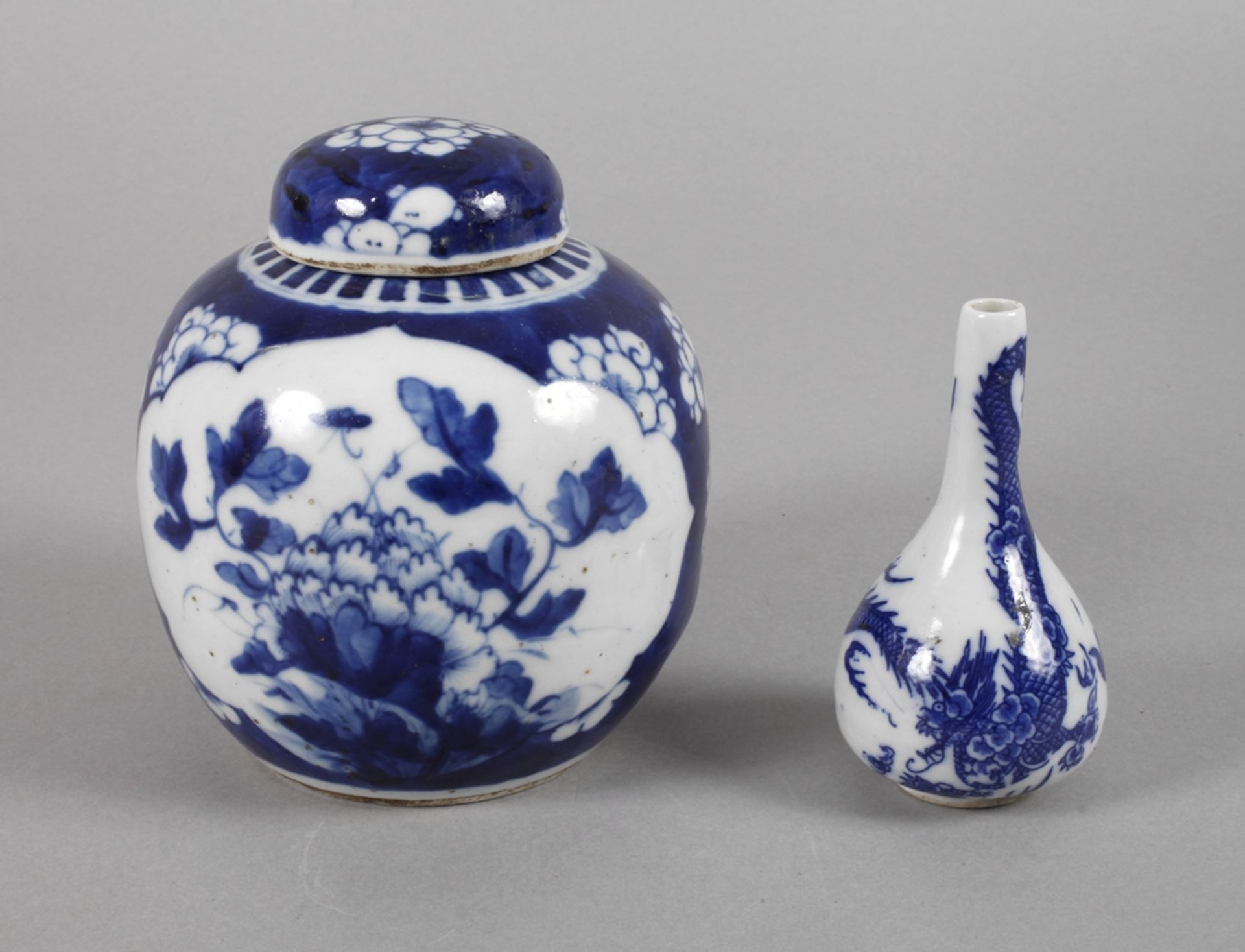 Zwei Teile China Anfang 20. Jh., Porzellan in kobaltblauer Unterglasurbemalung, miniaturhafte