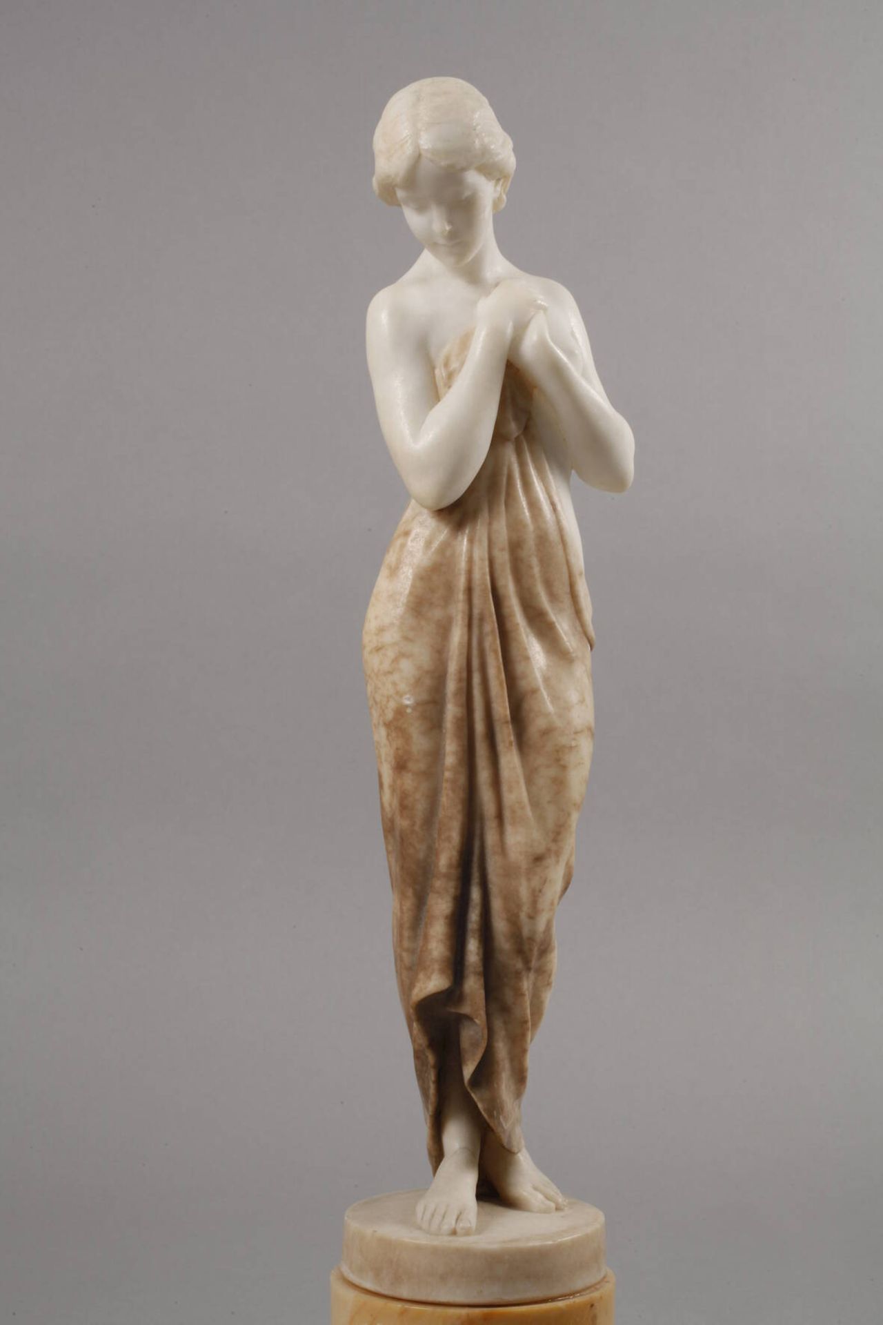 Rudolf Kaesbach, Nach dem Bade um 1900, signiert, Alabaster, stehender Mädchenakt, die Nacktheit - Image 2 of 5