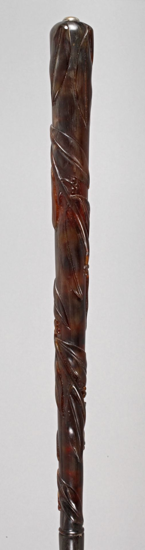 Feiner Spazierstock Schildpatt um 1880, hoher, konisch zulaufender Knauf aus beschnitztem Schildpatt