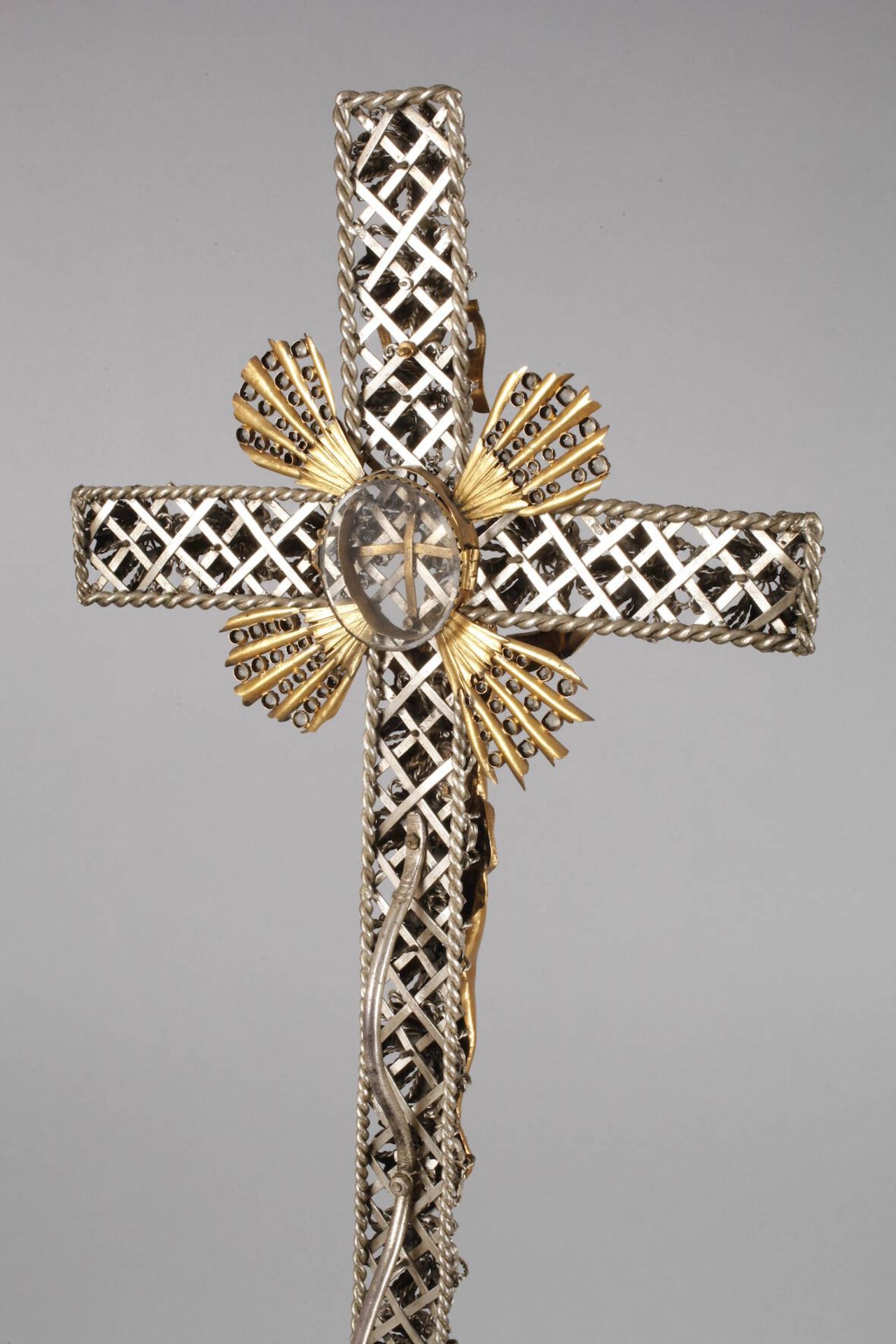 Großes Kruzifix Ende 19. Jh., Klosterarbeit, Messing und Weißmetall, Sockel und Kreuz durchbrochen - Bild 5 aus 7