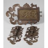 Schrankbeschläge Barock um 1770, bestehend aus Türschloss, zwei Riegel und Schlüsselschild, die