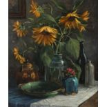 Kees van Loon, Stillleben Flaschen, Kanne und Gläser mit Sonnenblumen, auf einem Tisch arrangiert,