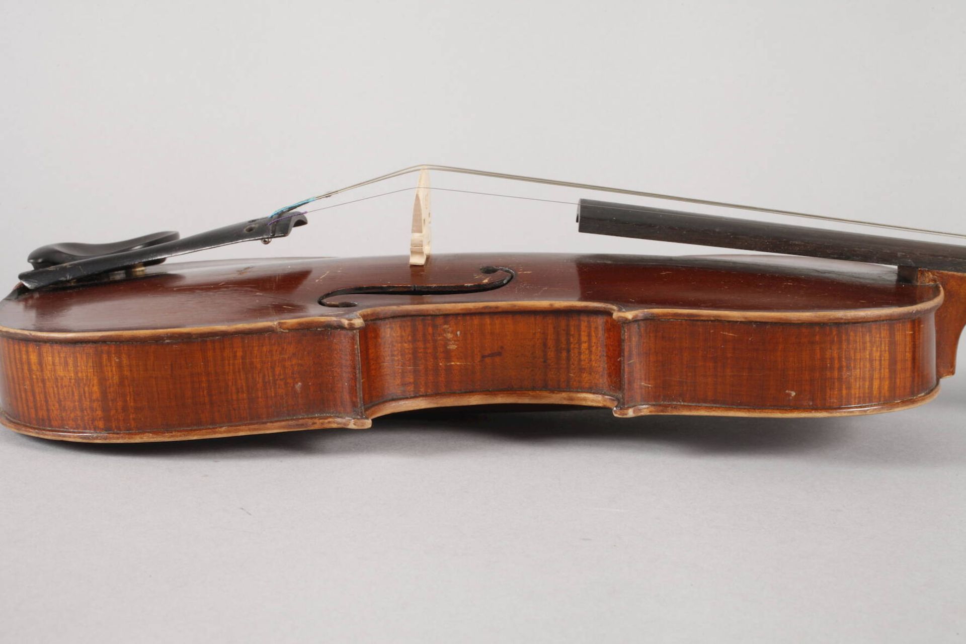 Violine um 1920, ohne Zettel, geteilter, gleichmäßig geflammter Boden in haselnussbraunem Lack, - Image 5 of 5