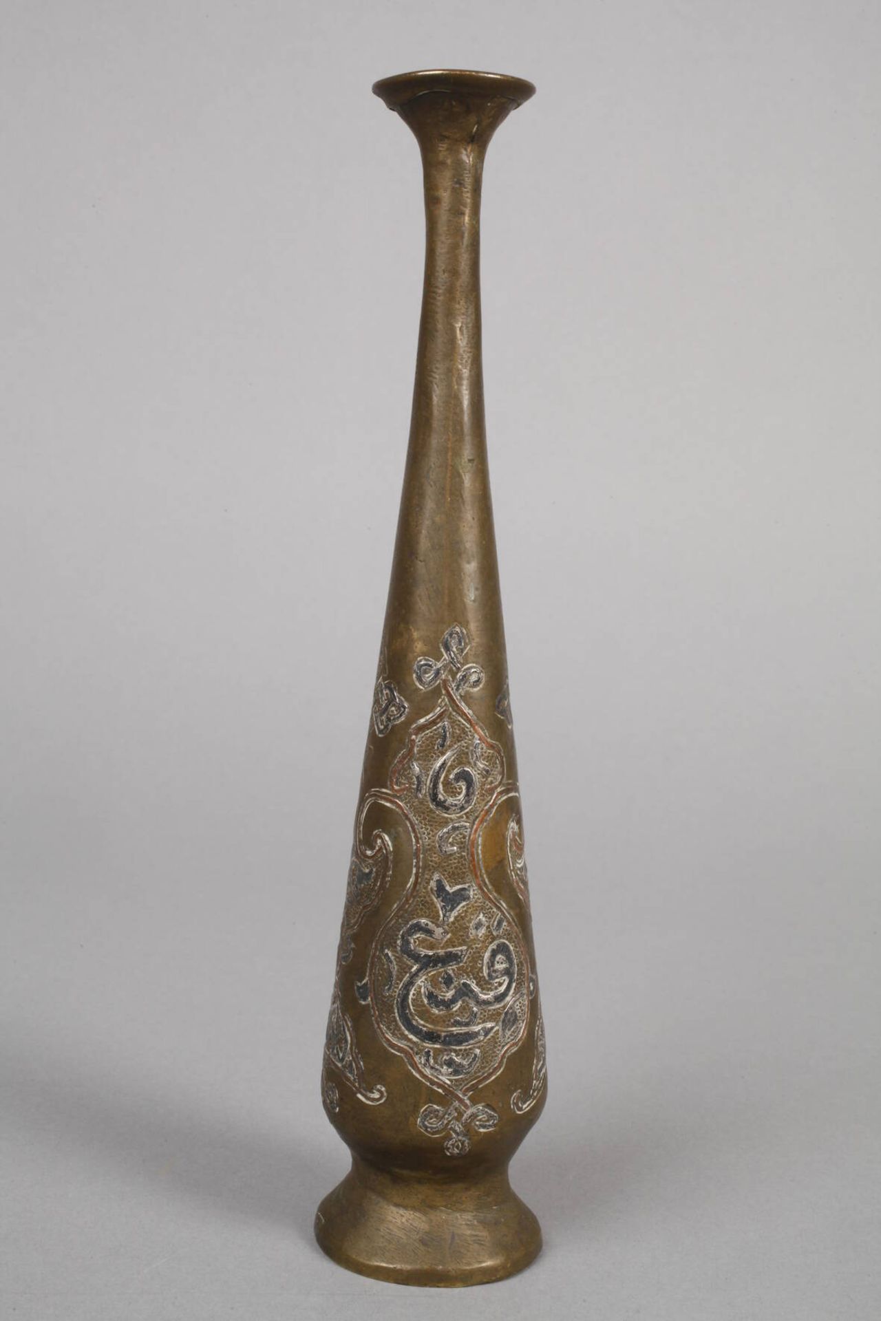 Persische Ziervase Anfang 20. Jh., Messing gegossen, teils bronziert bzw. versilbert, schlanker, - Bild 2 aus 3