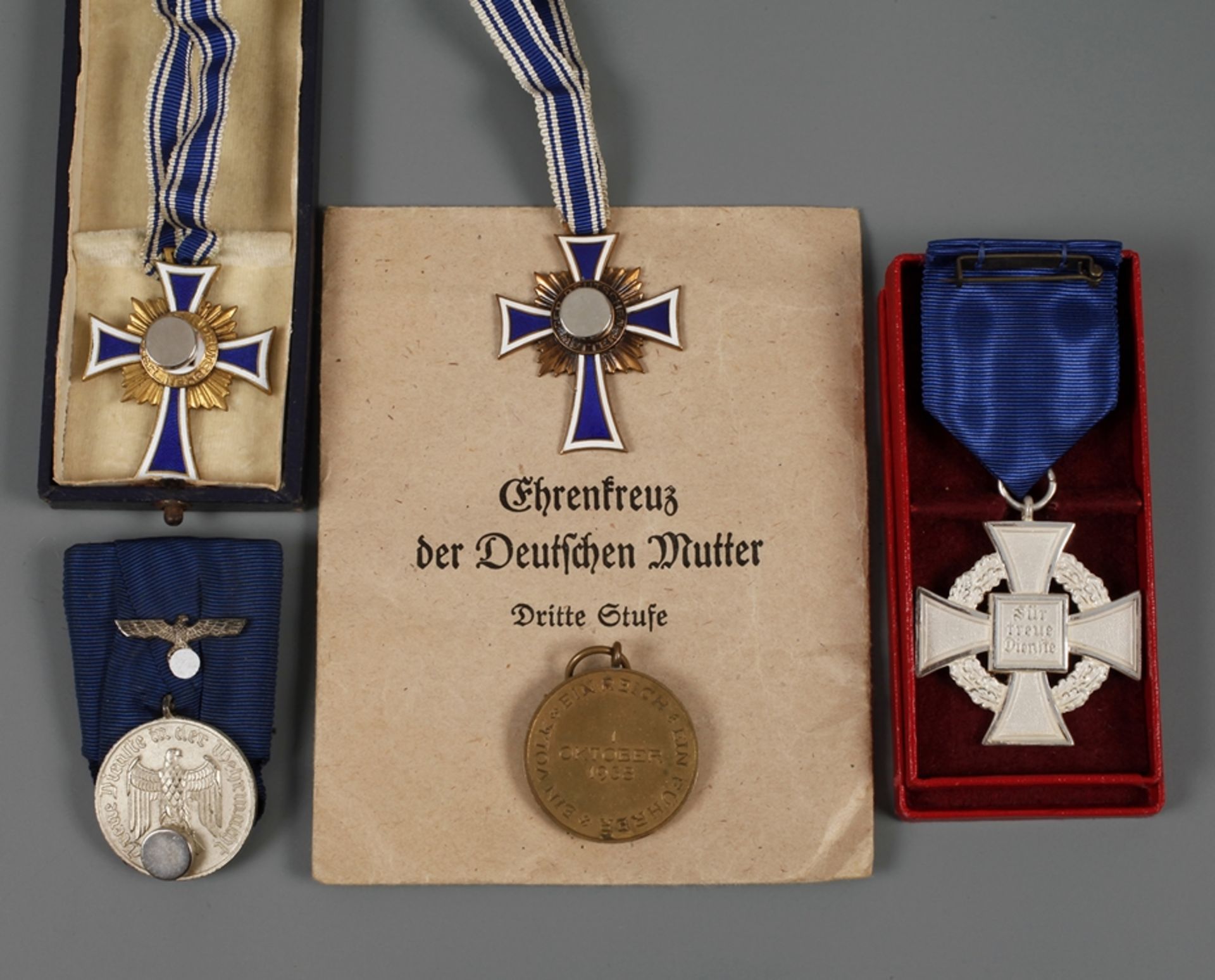 Konvolut Auszeichnungen 2. Weltkrieg Dienstauszeichnung Wehrmacht für 4 Jahre an Spange mit