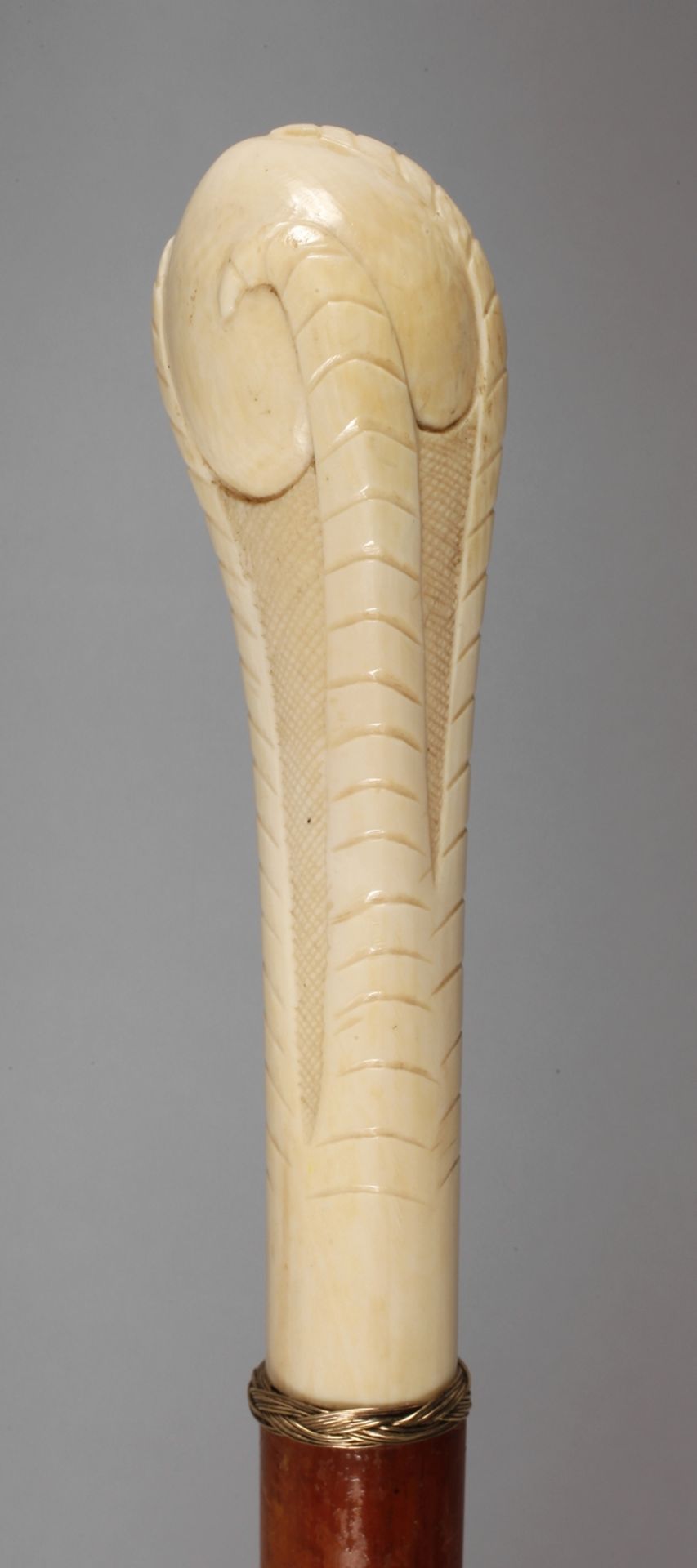 Spazierstock Elfenbein um 1900, hoher Knauf aus Elfenbein, aufwendig beschnitzt in Form einer