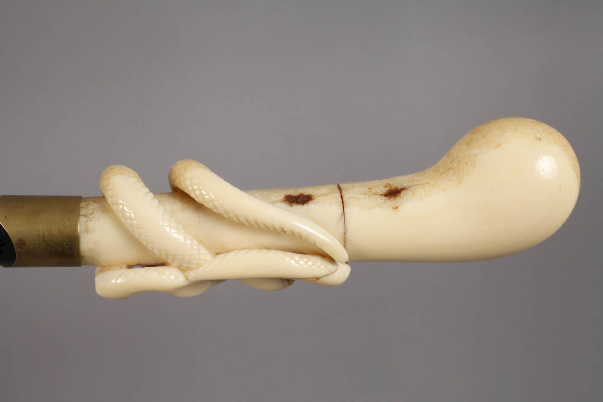 Spazierstock Elfenbein 19. Jh., hohes Griffstück, zweiteilig aus beschnitztem Elfenbein gefertigt, - Bild 4 aus 6