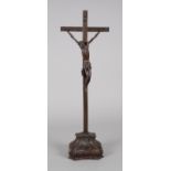 Geschnitztes Kruzifix 19. Jh., barockartig gestalteter Fuß mit zarten Reliefs, schlankes Kreuz mit