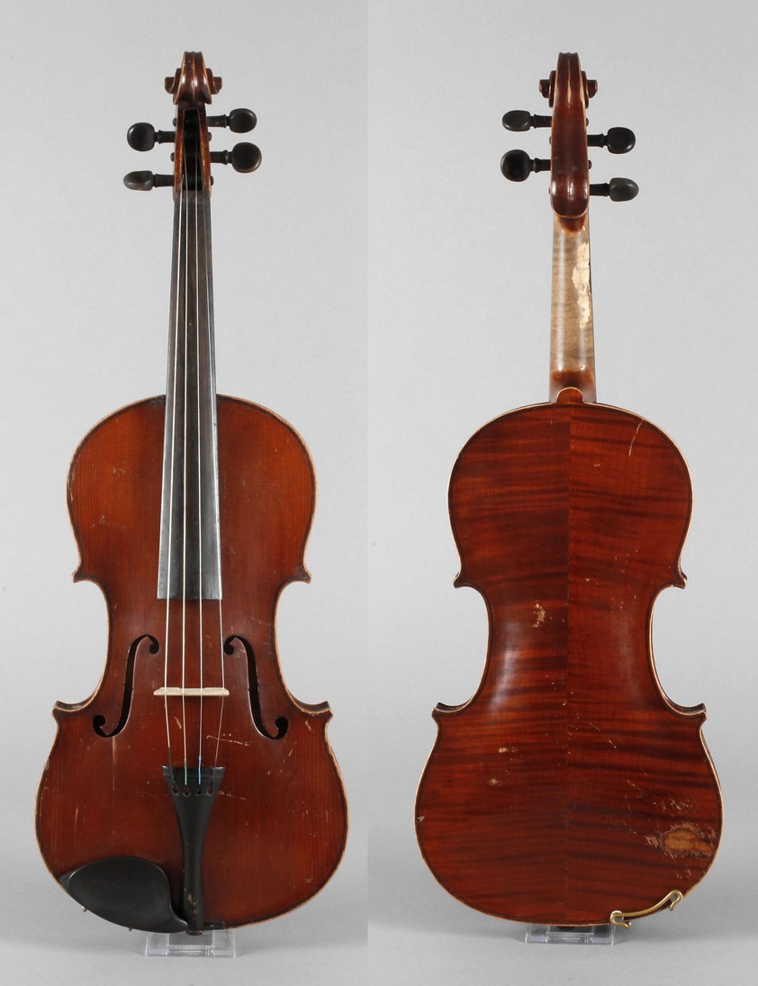 Violine um 1920, ohne Zettel, geteilter, gleichmäßig geflammter Boden in haselnussbraunem Lack,