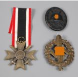 Konvolut Auszeichnungen 2. Weltkrieg Verwundetenabzeichen in Schwarz, Kriegsverdienstkreuz 2. Klasse