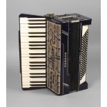 Piano-Akkordeon um 1960, gemarkt Hohner, Modell Verdi IV, geschwärztes Gehäuse, Tasten und Knöpfe