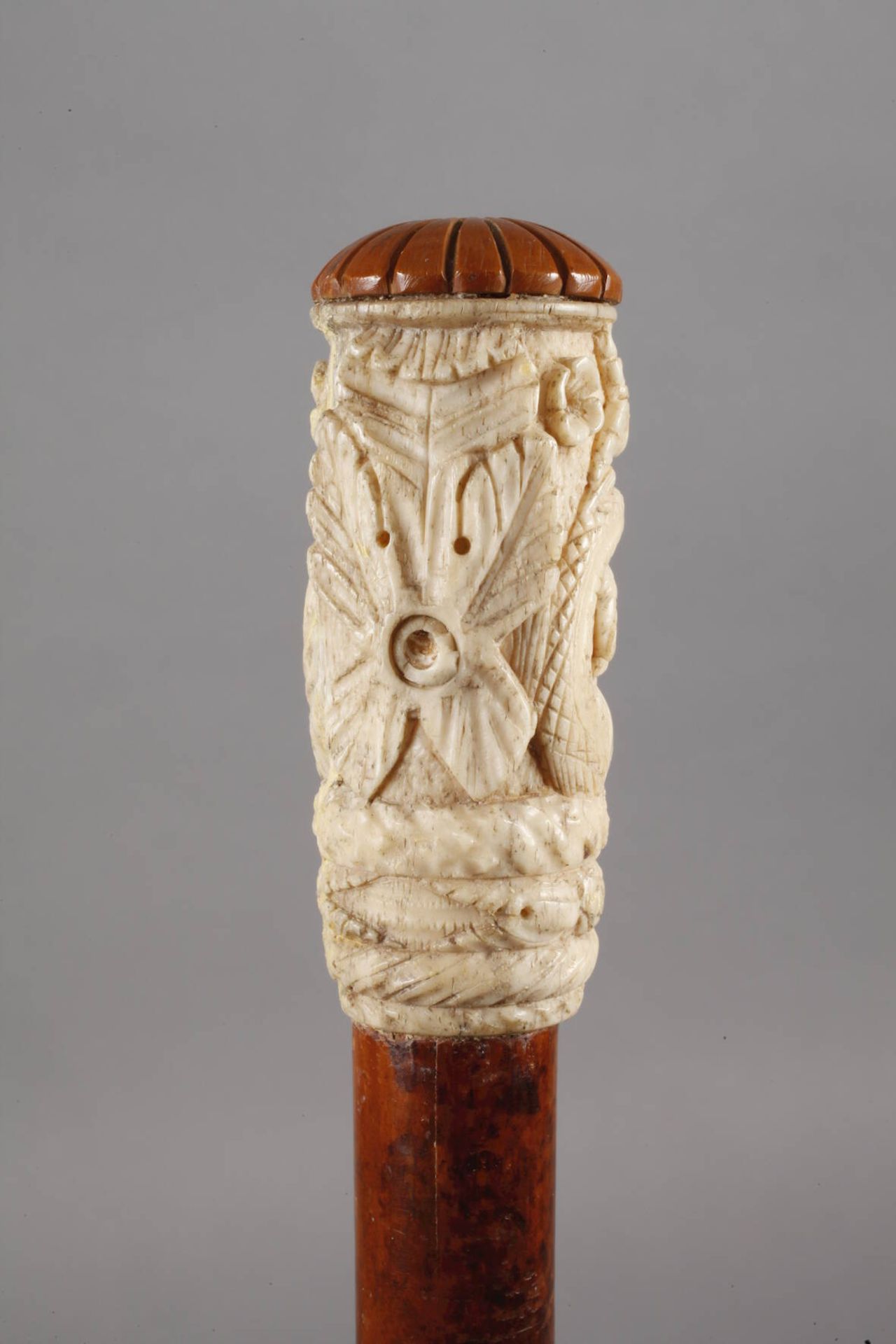 Spazierstock Bein 19. Jh., Bein beschnitzt, reliefierter Knauf mit Darstellung zweier Nereiden, - Image 5 of 5