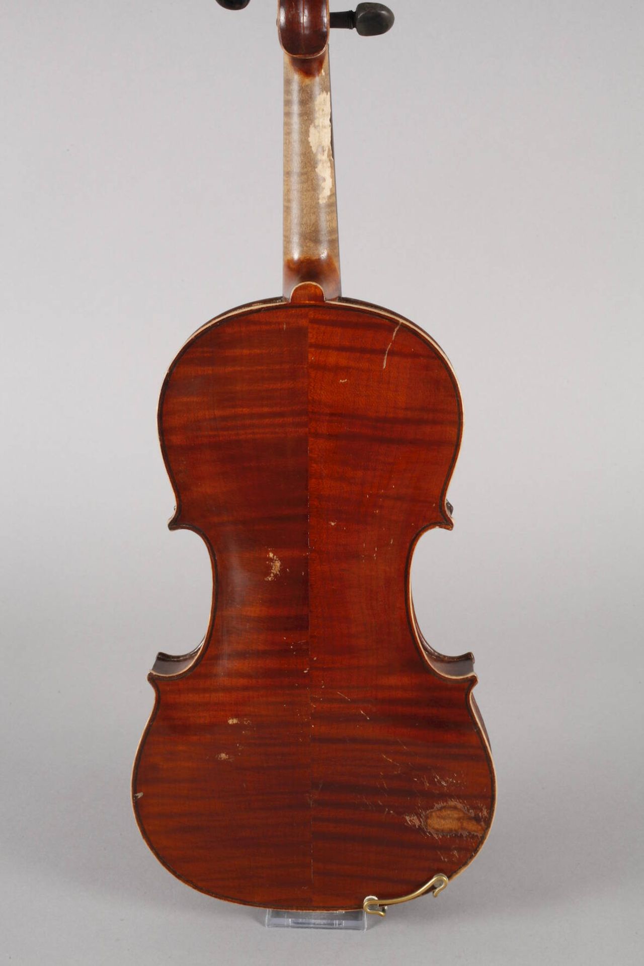 Violine um 1920, ohne Zettel, geteilter, gleichmäßig geflammter Boden in haselnussbraunem Lack, - Image 3 of 5