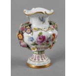 Meissen Miniatur-Prunkvase unterglasurblaue Knaufschwertermarke 1860-1924, 1. Wahl, Ritznummer A44