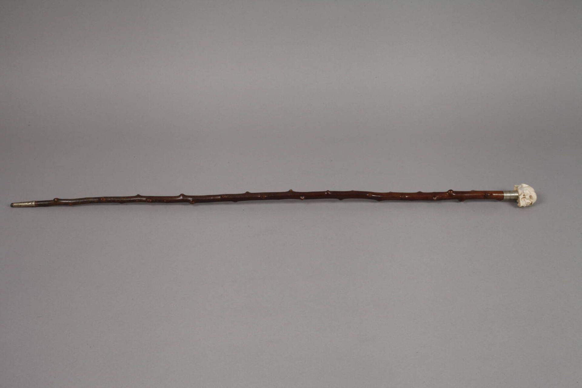 Spazierstock Memento Mori Anfang 20. Jh., Bein aufwendig beschnitzt, Knauf in Form eines doppelten - Bild 4 aus 4