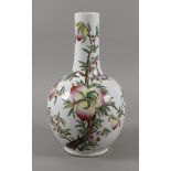 Vase Famille rose um 1900, ungemarkt, weiß glasiertes Porzellan in polychromer Aufglasurbemalung,