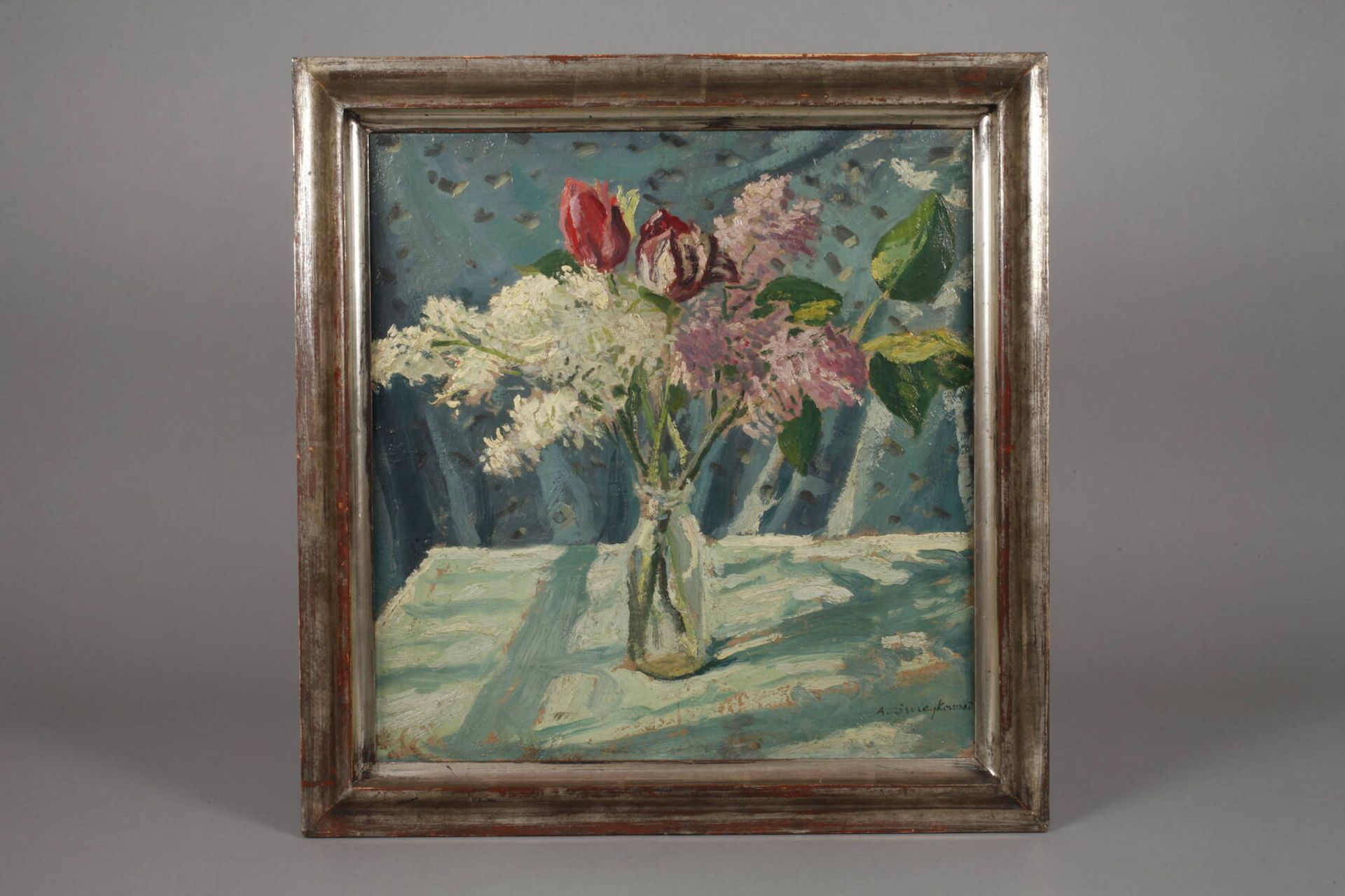 Alfred Swieykowski, Blumenstillleben rote Tulpen, mit lila und weißem Flieder in einer Glasvase, - Bild 2 aus 4