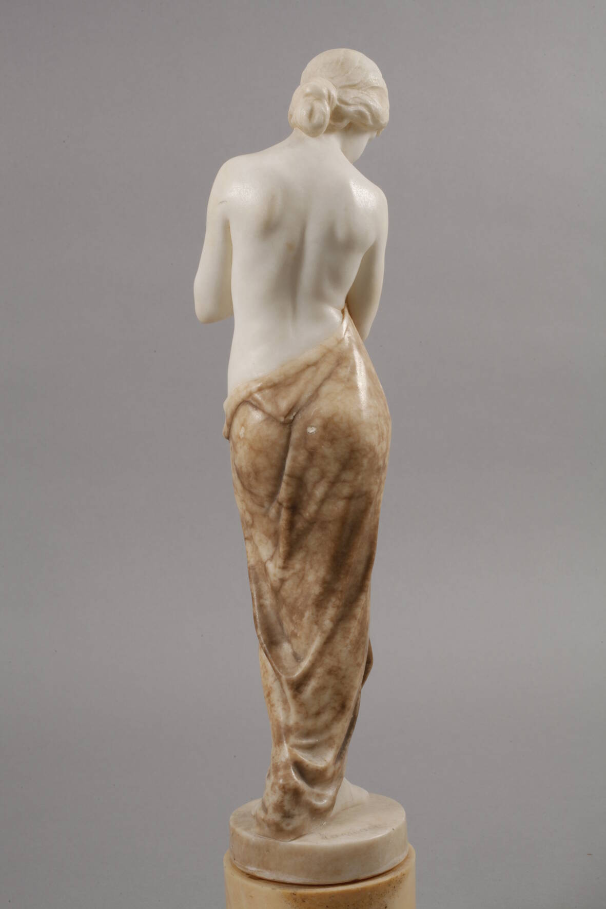 Rudolf Kaesbach, Nach dem Bade um 1900, signiert, Alabaster, stehender Mädchenakt, die Nacktheit - Image 3 of 5