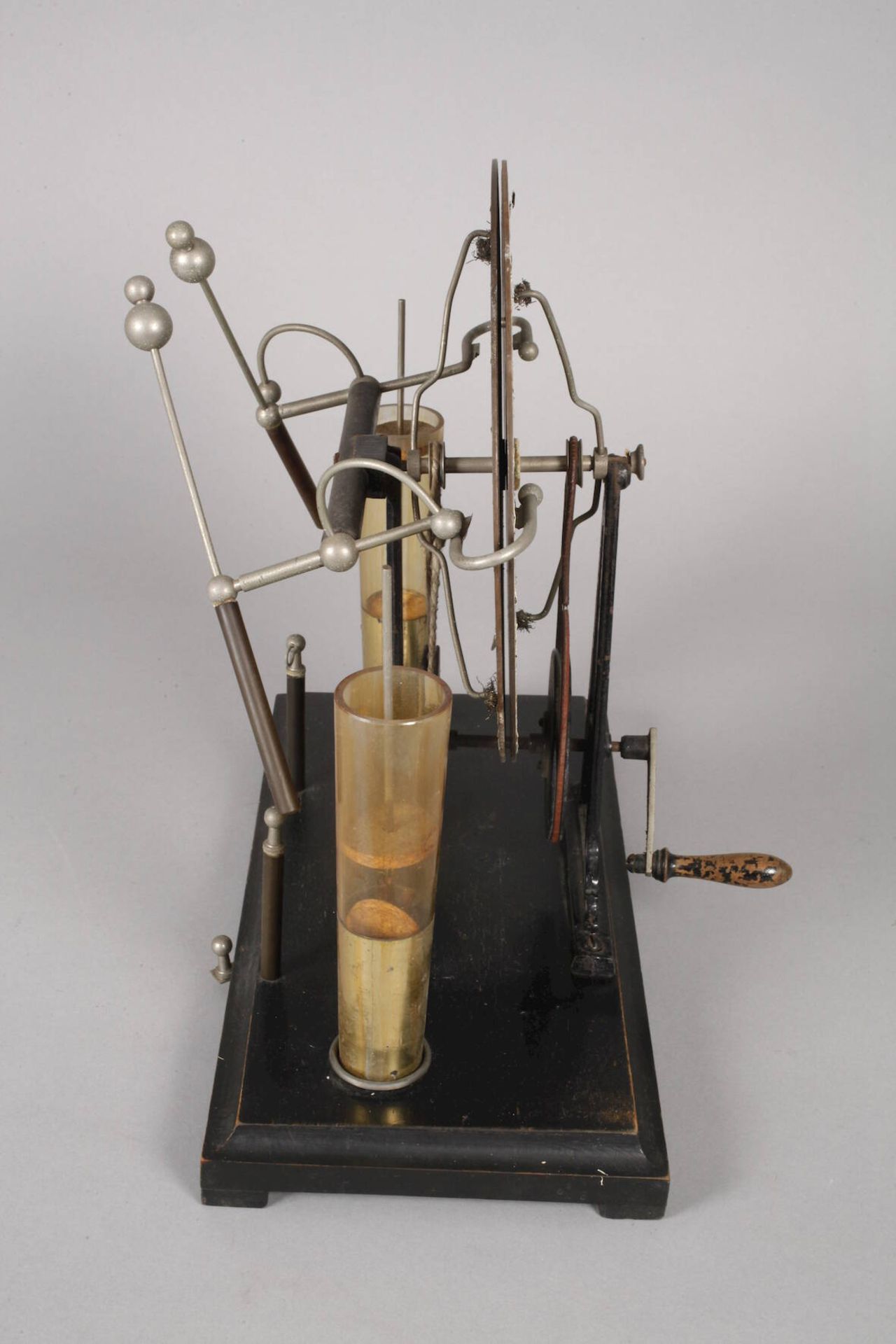 Influenzmaschine 1920/30er Jahre, elektrostatischer Generator zur Spannungserzeugung, zwei - Bild 2 aus 3