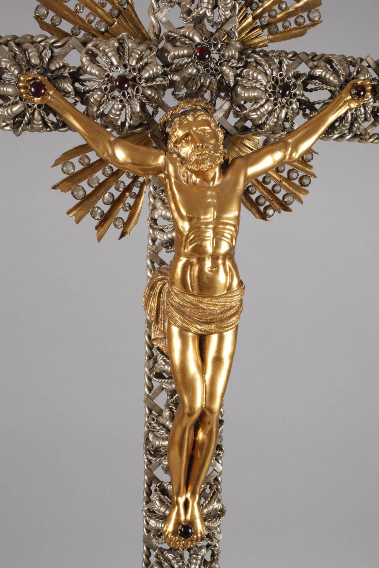Großes Kruzifix Ende 19. Jh., Klosterarbeit, Messing und Weißmetall, Sockel und Kreuz durchbrochen - Bild 2 aus 7