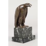 Sitzender Adler um 1920, unsigniert, Bronze dunkelgrün patiniert, minimal abstrahierte Darstellung