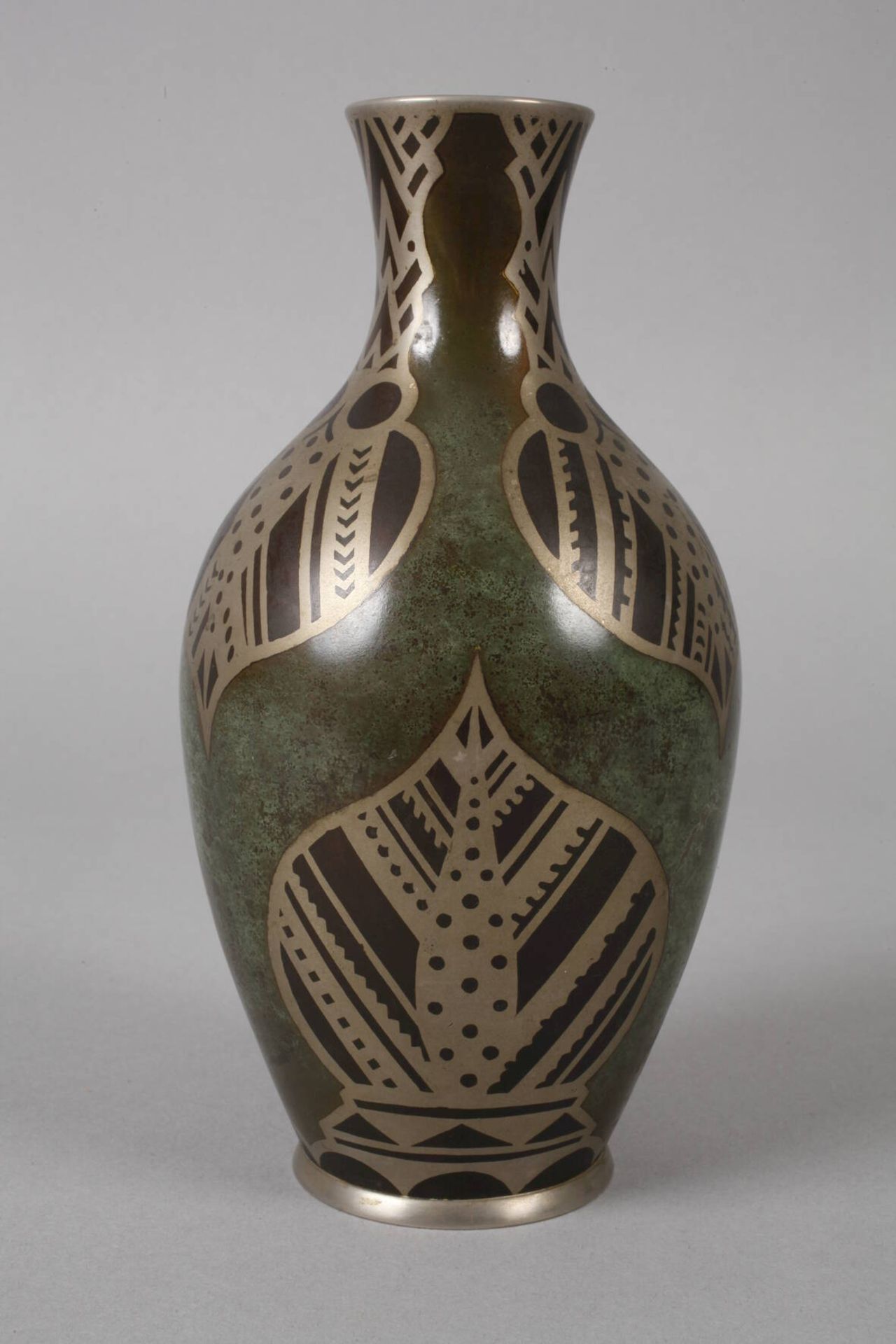 WMF Ikora Vase um 1925, Prägemarken, Metall patiniert, verziert mit stilisierten Blattmotiven, - Bild 3 aus 4